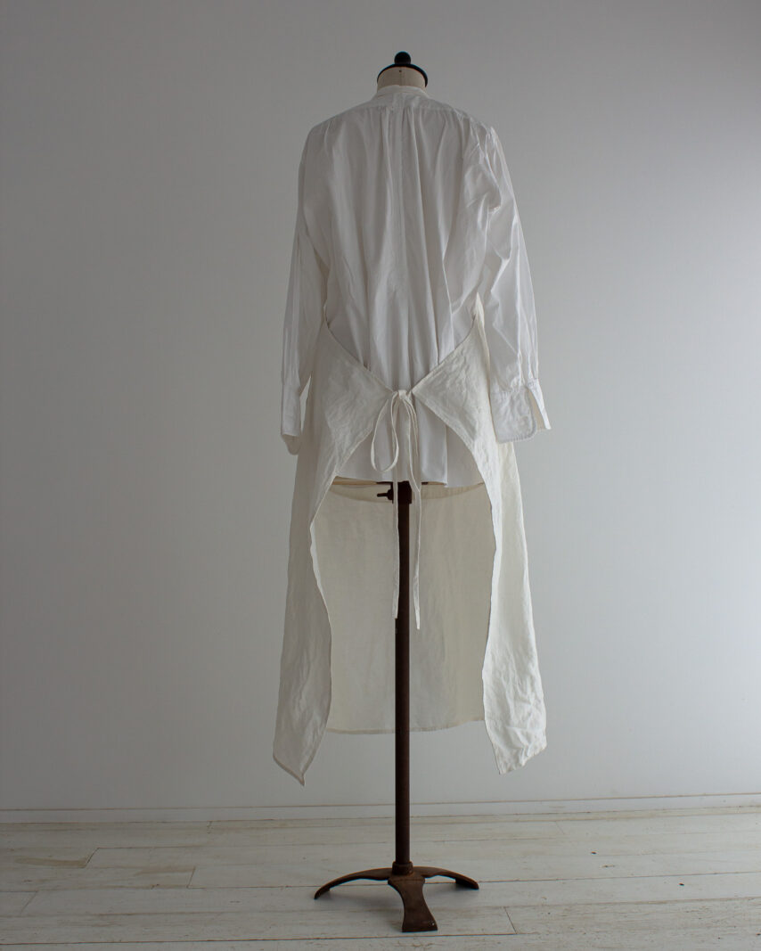 白いリネンのエプロン